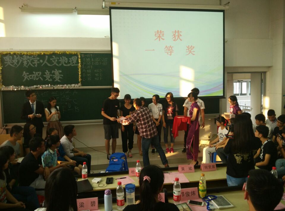 杜老师为获奖队伍颁奖